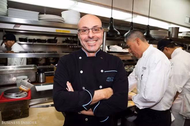 Đừng gọi món quá nhàm chán: Một trong những lỗi người mới ăn ở nhà hàng hạng sang là chọn món quen thuộc với bản thân và nhàm chán. Bạn nên gọi những món nổi tiếng của nhà hàng và nhờ phục vụ gợi ý.