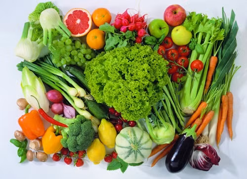 Rau xanh. Trong điều kiện thời tiết ẩm ướt thì các loại rau xanh có thể để bên ngoài khoảng 2 ngày và 4 - 5 ngày khi để trong tủ lạnh. Người tiêu dùng nên chọn những loại rau, củ, quả bảo quản được lâu, ít bị dập nát hay héo úa như khoai tây, bí đao, bầu…