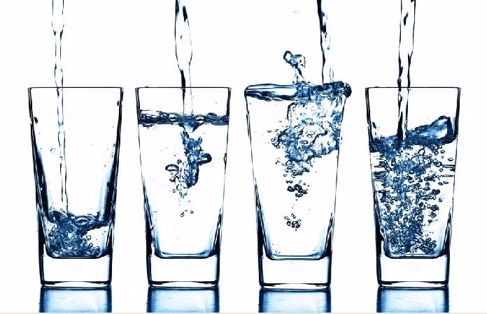 Nước uống. Trước tiên các gia đình nên có biện pháp trữ nước sạch trong bể, thùng, xô chậu ... phòng trường hợp bị cắt nước. Ngoài ra phải chuẩn bị nhiều nước uống đóng chai và nước quả đóng chai. Tất cả đều được bảo quản ở nơi khô ráo để khi cần thiết có thể dễ dàng sử dụng. Không nên để ở những nơi dễ bị ngập nước trong nhà.