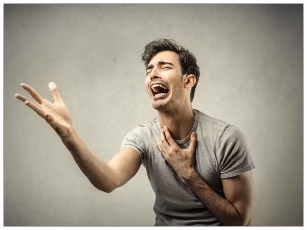 Sai lầm 6. Đừng khuyên chàng: "Nói chuyện với mẹ anh đi, điều đó có thể khiến anh cảm thấy tốt hơn!". Điều này có thể khiến chàng cảm thấy bạn đang cố gắng trốn thoát khỏi chàng.