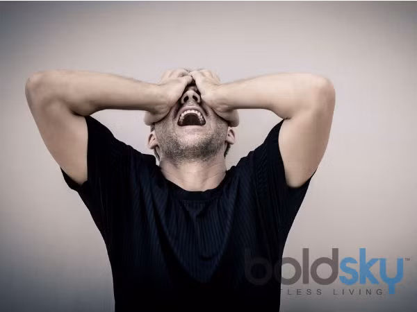 Sai lầm 2. Khi đàn ông khóc, đừng cố an ủi anh ấy "Hãy bình tĩnh lại đi!". Bởi điều này chỉ khiến chàng cảm thấy mình như một thằng hề khóc lóc trước mặt bạn.