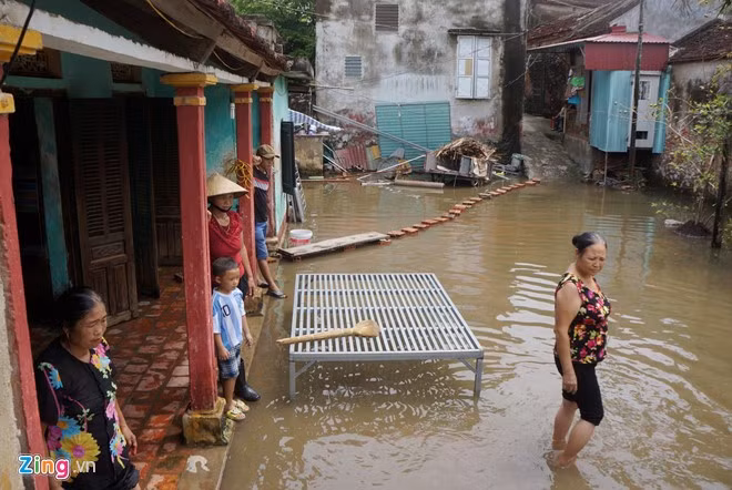 Cơn mưa kéo dài tối 11/8 khiến hàng chục căn nhà tại thôn 9, xã Thiệu Khánh (TP Thanh Hóa, tỉnh Thanh Hóa) ngập sâu trong nước mưa.
