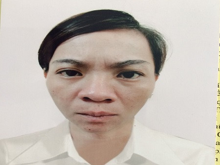 Nguoi phu nu vac bung bau 6 thang di trao vang gia