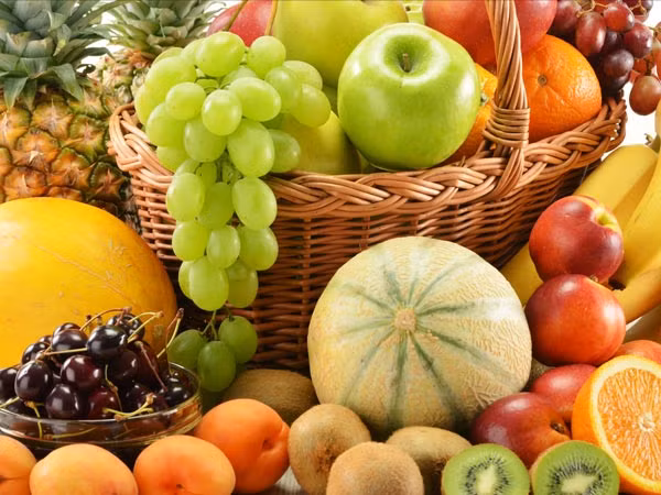 Trái cây và rau xanh. Một số loại trái cây và rau xanh rất giàu magie, canxi và kali giúp cơ thể bù nước.