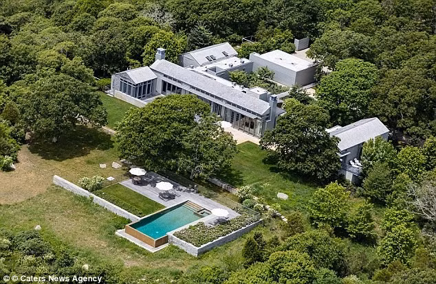 Khu nhà có bể bơi và bãi biển riêng, nhìn ra khung cảnh hùng vĩ của đại dương.