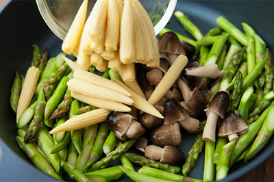 Măng tây xào nấm. Món măng tây xào nấm thanh đạm, nguyên liệu dễ kiếm, dễ chế biến cũng là một trong những lựa chọn tuyệt vời cho mâm cúng rằm tháng 7.
