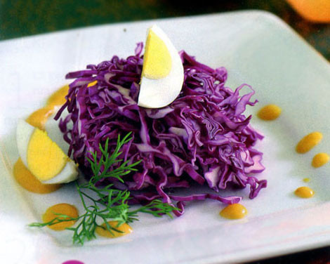 Salad bắp cải tím củ đậu. Bắp cải tím thái mỏng, rửa sạch, để ráo. Cà rốt và củ đậu gọt vỏ, rửa sạch, thái sợi nhỏ. Rau mùi bỏ rễ, rửa sạch, xắt nhỏ. Trộn đều các nguyên liệu ở trên với nhau, sau đó cho ra đĩa sâu lòng một chút. Nước trộn salad pha từ dấm, đường, xíu muối, ớt xắt nhỏ sao cho vừa ăn. Sau đó thêm 1 thìa dầu mè. Trước khi ăn khoảng 5’ dưới nước trộn salad lên trên đĩa rau và trộn đều là được.