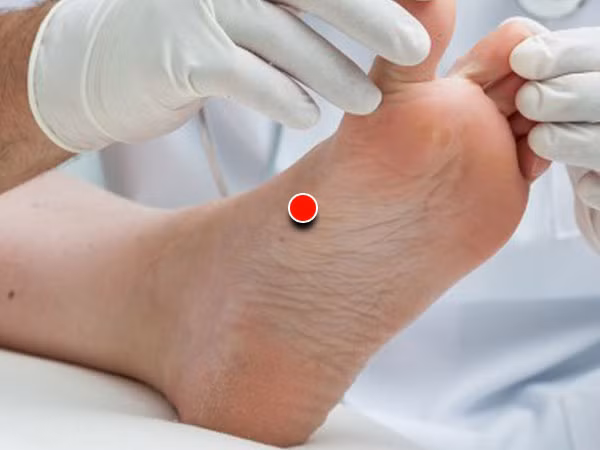 Lòng bàn chân. Dùng tay tạo áp lực nhẹ lên điểm trên bàn chân (như hình), hành động này giúp bạn cân bằng năng lượng và làm thư giãn cơ thể, tâm trí bạn.