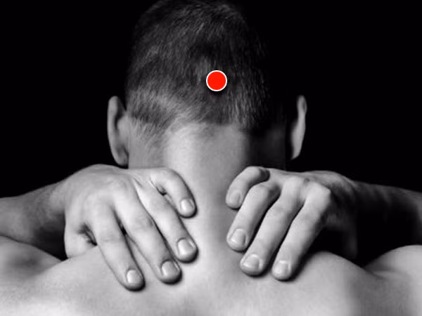 Da đầu. Đặt 2 ngón tay lên da đầu ở điểm như hình, nhấn và day nhẹ nhàng trong 20 giây để cảm thấy thư giãn hơn.