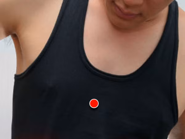 Ngực. Massage giữa ngực bằng 3 ngón tay, điều này có thể làm giảm triệu chứng căng thẳng, lo lắng.