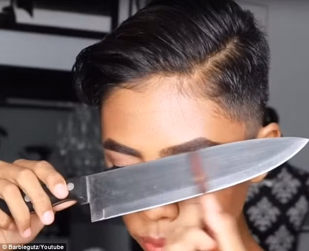 Dùng dao bản to để kẻ lông mày.