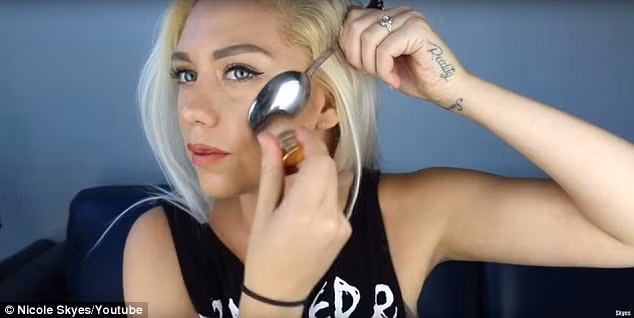 Dùng thìa để đánh khối mặt.