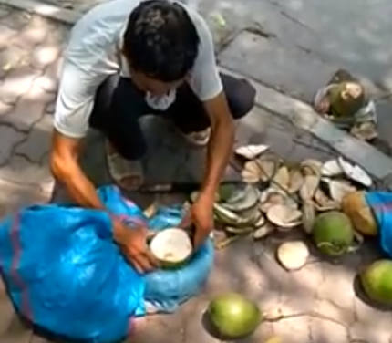 Hình ảnh người đàn ông bán dừa xiêm dạo được đăng tải trên mạng gây xôn xao (Ảnh cắt từ clip).