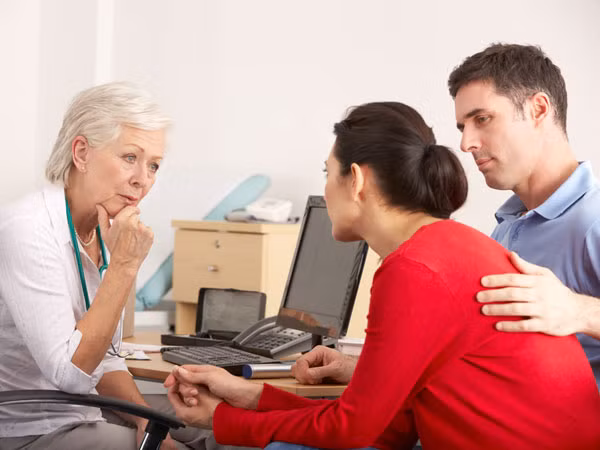 Pap Smear: Trong xét nghiệm phiến đồ âm đạo (Pap mear), các tế bào được lấy từ cổ tử cung để sàng lọc ung thư. Xét nghiệm này được khuyến nghị thực hiện 3 năm một lần, bắt đầu từ tuổi 21 và kết thúc ở tuổi 65. Nếu có kết quả bất thường, bạn sẽ được làm xét nghiệm HPV để kiểm tra sàng lọc các chủng nguy cơ cao của vi rút HPV.