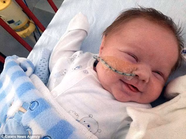 Để thực hiện nhét bàng quang và ruột vào bụng, các bác sĩ đã thực hiện 2 ca phẫu thuật. Lần đầu, họ chỉ đặt được 2/3 các bộ phận lồi ra ngoài của Jack vào trong bụng. Ca phẫu thuật lần 2, các bác sĩ đã tiến hàng treo phần bộ phận còn lại trong 1 cái túi trên dạ dày với hy vọng chúng sẽ trở về đúng vị trí.