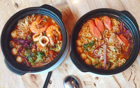 Ớt cay cũng có thể khiến cơn đau viêm loét dạ dày - tá tràng bộc phát ở những người có tiền sử bệnh này. Ngoài ra, khi ăn quá cay, rất dễ bị sặc, dẫn đến ngưng thở do quá cay, có thể dẫn đến tử vong.