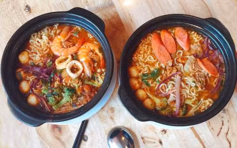 Ớt cay cũng có thể khiến cơn đau viêm loét dạ dày - tá tràng bộc phát ở những người có tiền sử bệnh này. Ngoài ra, khi ăn quá cay, rất dễ bị sặc, dẫn đến ngưng thở do quá cay, có thể dẫn đến tử vong.