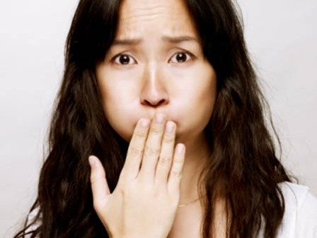 Bên cạnh đó nôn ói, ợ chua, đau nóng rát dạ dày cũng là những hậu quả thường gặp nhất. Thậm chí, việc ăn cay có thể gây trào ngược dịch vị từ dạ dày lên thực quản.