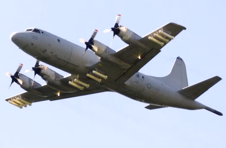 P-3 Orion có chiều dài 35,6m, cao 10,3m với sải cánh 30,4m, khối lượng cất cánh tối đa 63,45 tấn, sử dụng 4 động cơ cánh quạt T56-A-14 công suất 4.600 mã lực. Tốc độ tối đa của máy bay là 760km/h, tầm hoạt động tới 4.400km khi tuần tiễu ở tốc độ 600km/h.