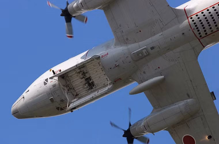 Máy bay săn ngầm P-3 Orion có khả năng mang nhiều loại vũ khí với tổng khối lượng 9 tấn như tên lửa chống hạm AGM-84H/K Harpoon, AGM-84E SLAM, tên lửa không đối đất AGM-65 Maverick, ngư lôi MK-46, MK-50, MK-54... Với khối lượng vũ khí này, P-3 Orion không chỉ có khả năng săn lùng tàu ngầm mà còn tiêu diệt mục tiêu trên mặt nước và cả mục tiêu trên bộ.