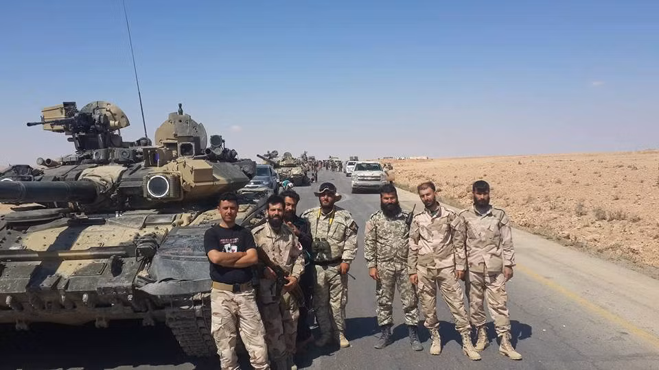 Các xe tăng T-90 bị bắn hỏng sau đó đều được khôi phục – bức ảnh được cho là của một chiếc T-90 bị bắn hỏng đèn Shtora-1, nay được sửa lại và tiếp tục xung trận. Quân đội Nga được cho là đã chuyển giao ít nhất 15 chiếc T-90 cho Quân đội Syria và các lực lượng liên minh sử dụng trong cuộc chiến chống khủng bố. Nguồn ảnh: SyriaL