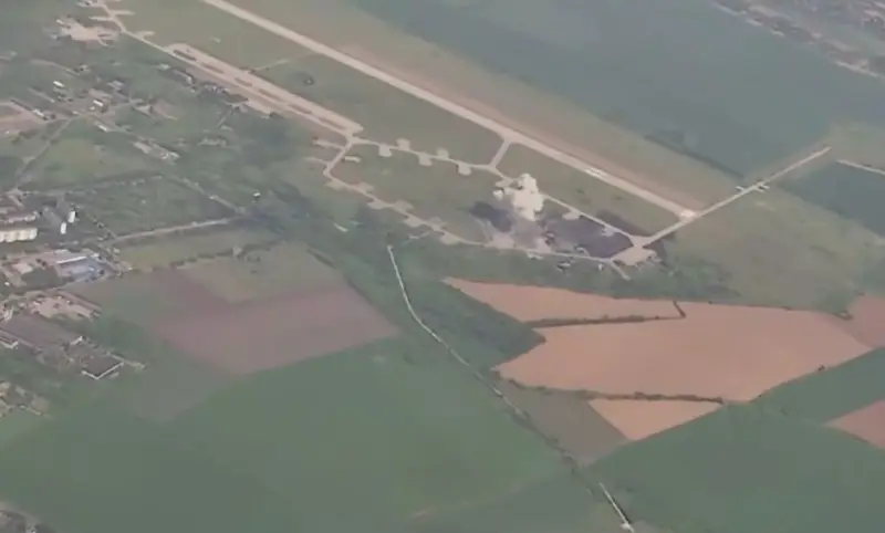 Theo dữ liệu do chuyên gia quân sự Boris Rozhin đưa ra, cuộc tấn công bằng tên lửa Kinzhal của Nga đã tấn công sân bay vào đúng thời điểm máy bay của Lực lượng Vũ trang Ukraine đang lăn bánh trên đường băng và chuẩn bị cất cánh. Ban đầu là đợt tên lửa đầu tiên, sau đó là ba cuộc tấn công tiếp theo. Ảnh minh họa: Topwar.