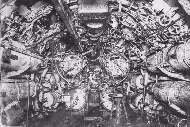 Khi đó tàu HMS Garry tiến tới và dùng cả súng lục lẫn súng máy để bắn xối xả vào những thủy thủ còn sống sót trên tàu UB-110. Ảnh: RHP.