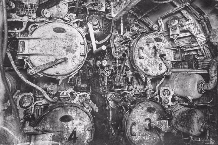 Bốn ống ngư lôi của tàu ngầm “U-Boat” UB-110. Ảnh: RHP.