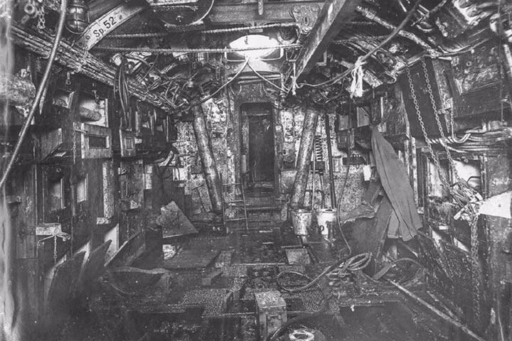 Fürbringer, một thủy thủ trên tàu ngầm nhớ lại cảnh hộp sọ của một đồng đội 18 tuổi bị xẻ toang ra do một cục than mà thủy thủ Anh quăng mạnh sang. Ảnh: RHP.