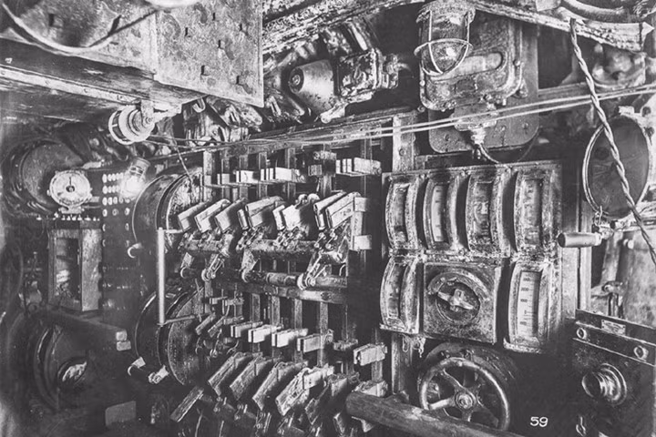 UB-110 có thể đi với tốc độ 13,3 knot (24,6km/h) khi nổi và 7,4 knot (13,7km/h) khi chìm. Ảnh: RHP.