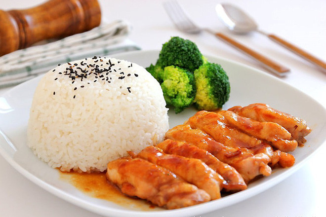 Muốn giảm cân, mọi người có thể thay cơm bằng ngô, khoai, sắn, bởi chúng có năng lượng thấp hơn gạo nhưng khi ăn vào sẽ chiếm phần lớn diện tích dạ dày tạo nên cảm giác no. Việc uống nước (hoặc nước canh) trước khi ăn sẽ làm tăng chuyển hóa, ức chế cảm giác thèm ăn.