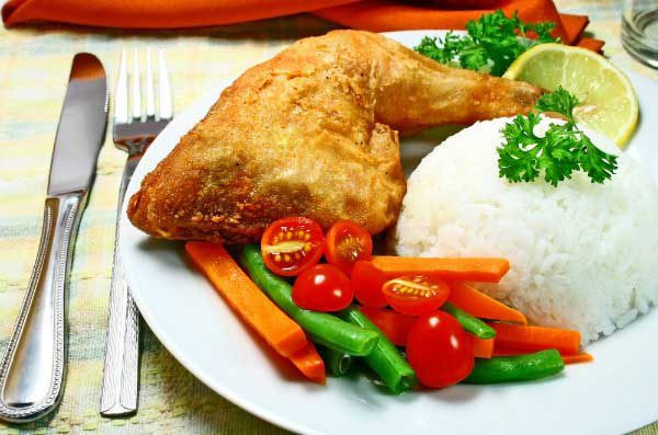 So với các loại bánh trái kể trên, BS Vi nói cơm lành hơn vì là tinh bột, đường đa, khi vào cơ thể, chúng chặt dần các liên kết thành đường đơn, lúc đó mới hấp thu. Thực tế hiện chúng ta không ăn quá nhiều cơm, nhiều người nạp chất đường bột từ các nguồn khác, tăng cân, rồi lại đổ tại cơm là sai.