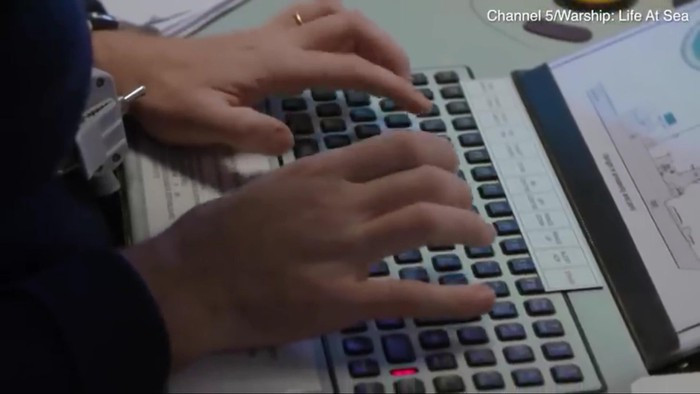 Trong đó có thể thấy rằng các máy bay không người lái nằm ngoài khơi bờ biển phía Tây Crimea và radar tàu chiến nhận dữ liệu về toàn bộ những lần cất cánh của máy bay chiến đấu Nga, ngay cả khi chúng hoạt động ở độ cao thấp.