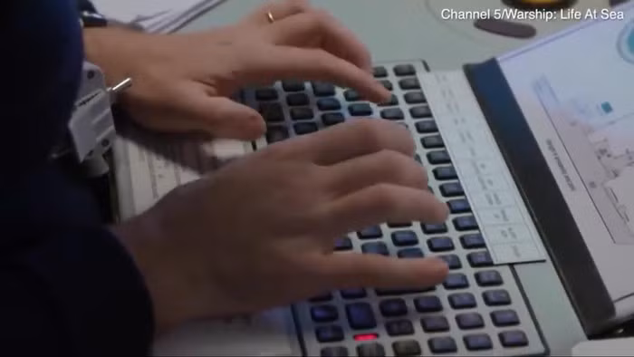 Trong đó có thể thấy rằng các máy bay không người lái nằm ngoài khơi bờ biển phía Tây Crimea và radar tàu chiến nhận dữ liệu về toàn bộ những lần cất cánh của máy bay chiến đấu Nga, ngay cả khi chúng hoạt động ở độ cao thấp.