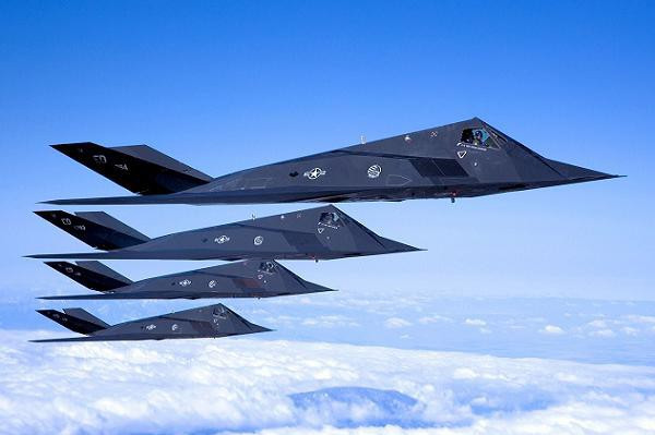 Rogoway giải thích, với cấu hình máy bay chiến đấu tự động không người lái, F-117 có thể mang 1 cặp bom thông minh dẫn đường bằng GPS và được điều động tác chiến mà không đòi hỏi yếu tố con người trong hệ thống điều khiển và liên lạc. Đây vẫn là loại vũ khí đáng sợ của không quân Mỹ.