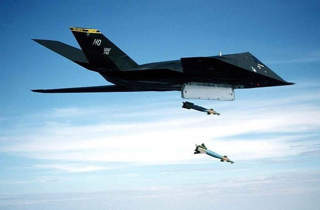 F-117 tham chiến lần đầu trong cuộc chiến ở Panama năm 1989. Trong chiến tranh Vùng Vịnh năm 1991, chiến đấu cơ tàng hình này đã thực hiện khoảng 1.300 phi vụ không kích.