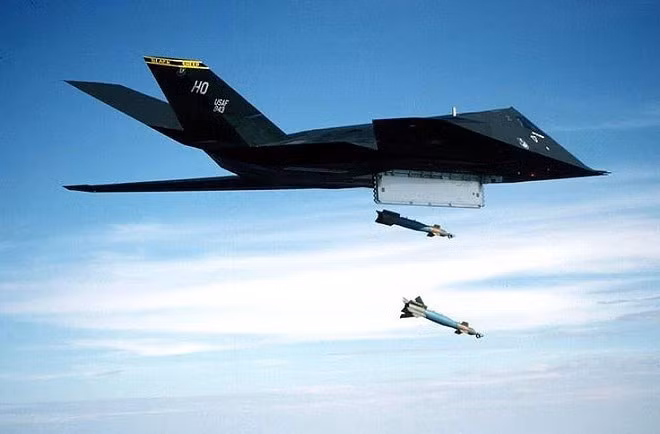 F-117 tham chiến lần đầu trong cuộc chiến ở Panama năm 1989. Trong chiến tranh Vùng Vịnh năm 1991, chiến đấu cơ tàng hình này đã thực hiện khoảng 1.300 phi vụ không kích.