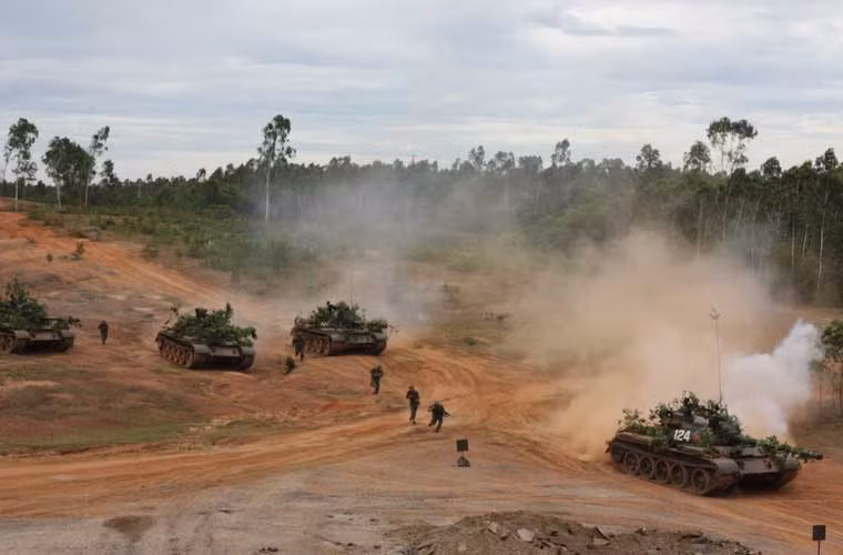 Các xe tăng chiến đấu chủ lực T-54/55 chi viện cho đội hình bộ binh tiến công diệt địch trong cuộc diễn tập.