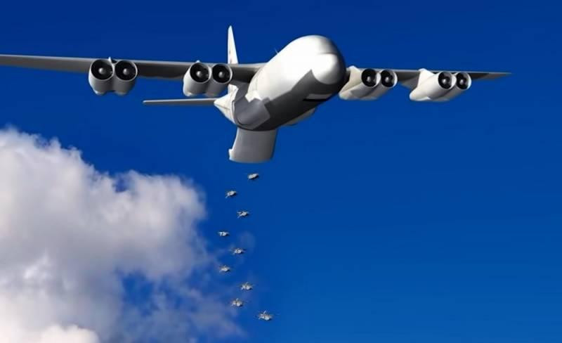 Theo bình luận của các chuyên gia quân sự Nga, chi tiết đáng chú ý đầu tiên chính là "tàu sân bay trên không" khác biệt hoàn toàn với "người chị em trên mặt nước" của nó.