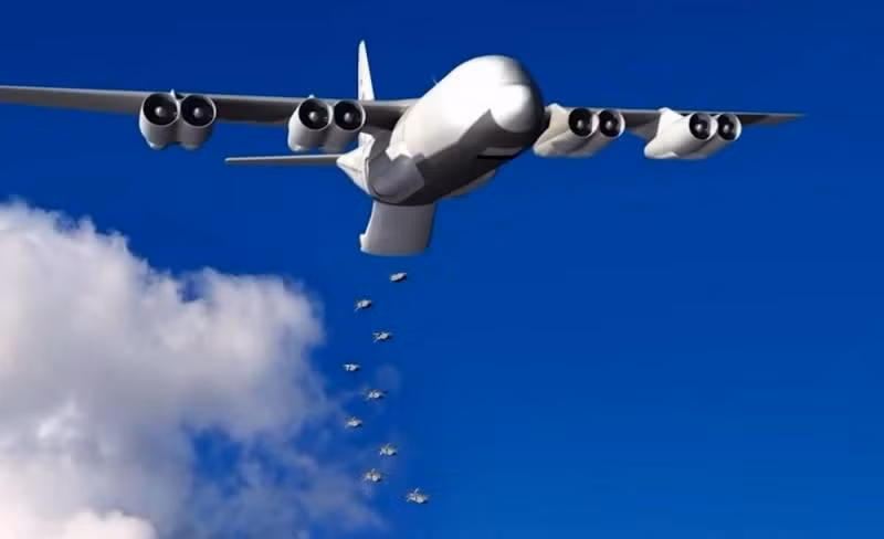 Theo bình luận của các chuyên gia quân sự Nga, chi tiết đáng chú ý đầu tiên chính là "tàu sân bay trên không" khác biệt hoàn toàn với "người chị em trên mặt nước" của nó.