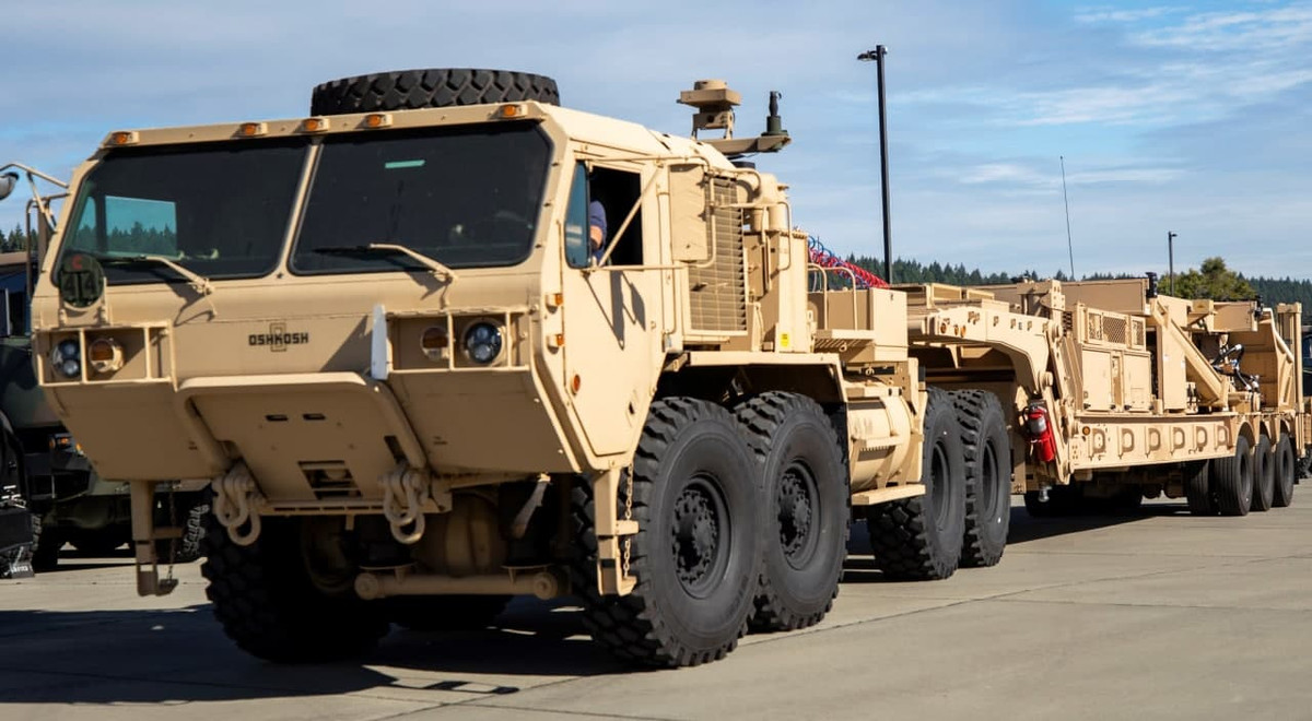 Thiết bị này bao gồm một trung tâm vận hành pin, bốn thiết bị vận chuyển-lắp dựng và phóng trên xe tải và xe kéo được sửa đổi để tạo thành thiết bị mặt đất của vũ khí siêu thanh tầm xa (LRHW) của Lục quân Mỹ.