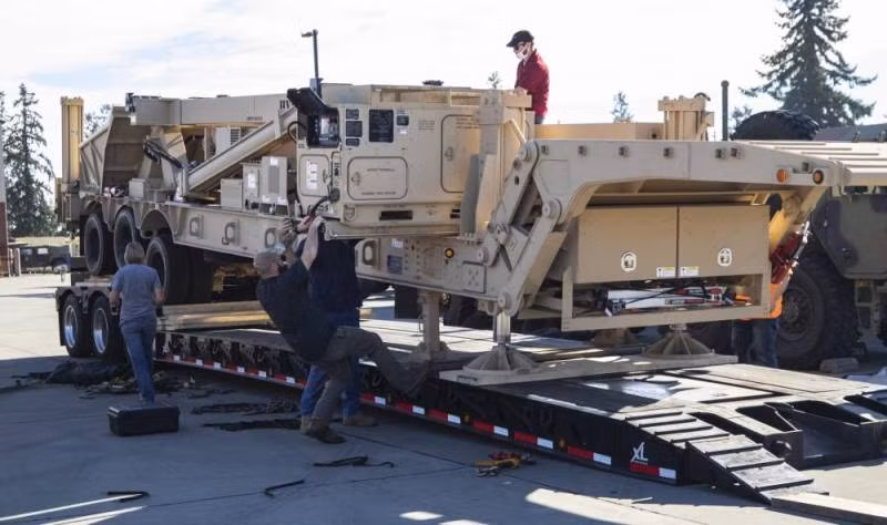 Dịch vụ này cũng sản xuất riêng các bệ phóng, xe tải, xe kéo và trung tâm điều hành chiến đấu cần thiết để lắp ráp dàn vũ khí siêu thanh này.