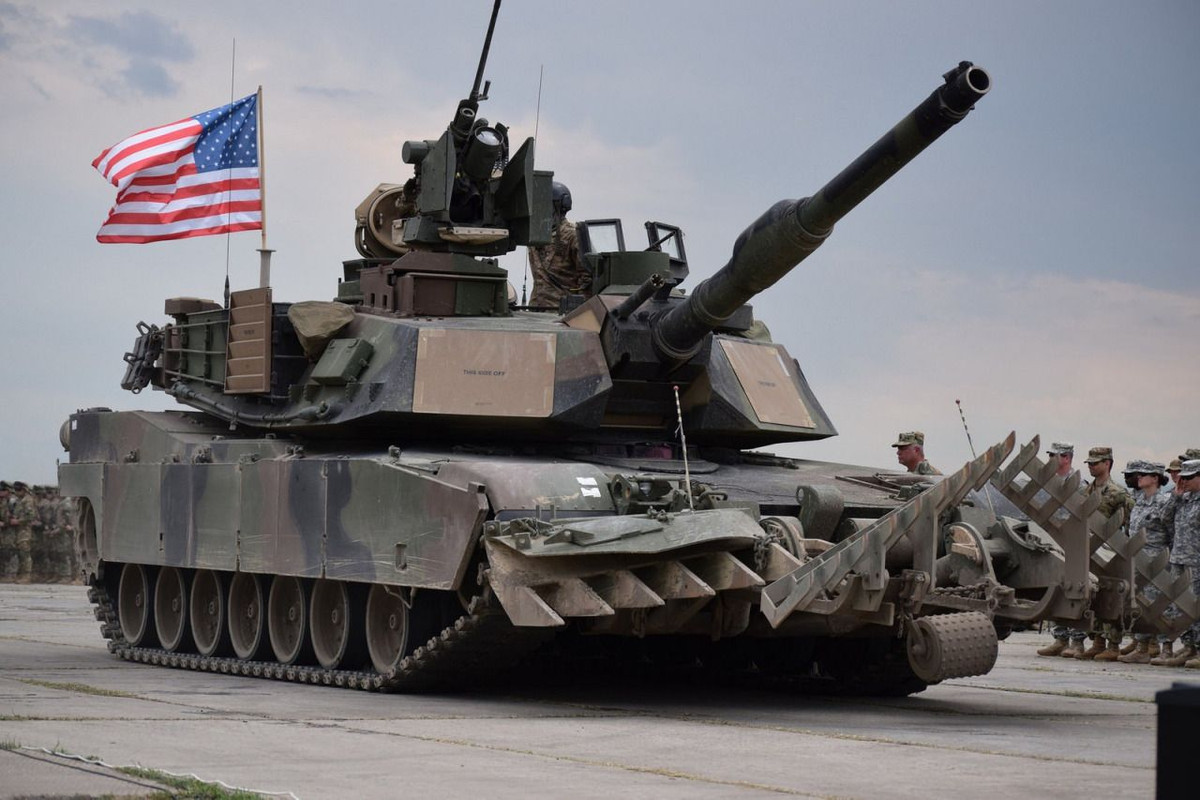 Chi tiết hơn về dòng chiến xa này, các M1 Abrams mang kích thước tối đa lên đến 76 tấn Mỹ cho phiên bản mới nhất, chiều dài thân là 7.93m, chiều rộng xe 3.66m và chiều cao là 2.44m. Với tổng 4 binh sĩ trong kíp lái của loại MBT này của Mỹ.