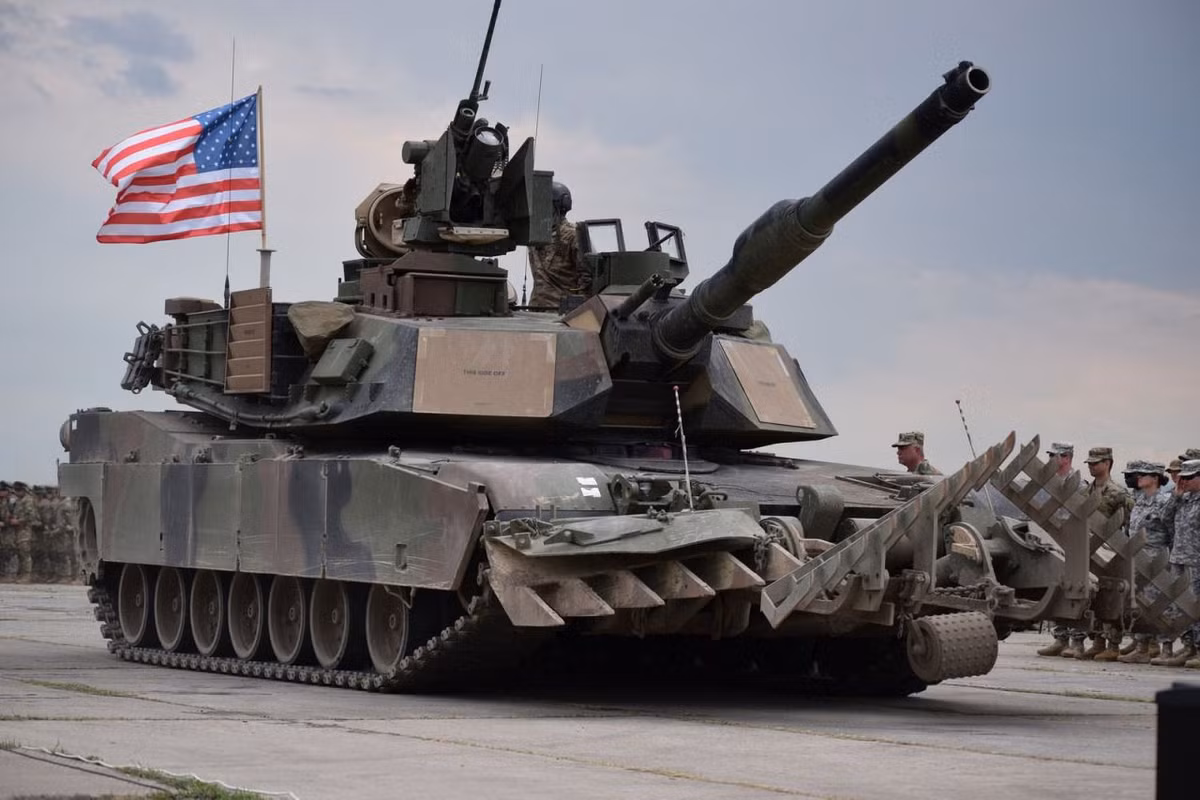 Chi tiết hơn về dòng chiến xa này, các M1 Abrams mang kích thước tối đa lên đến 76 tấn Mỹ cho phiên bản mới nhất, chiều dài thân là 7.93m, chiều rộng xe 3.66m và chiều cao là 2.44m. Với tổng 4 binh sĩ trong kíp lái của loại MBT này của Mỹ.