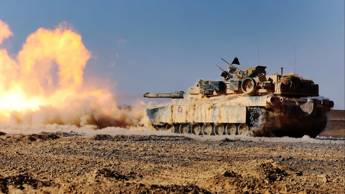 Vũ khí chính của Abrams, tạo nên sự dũng mãnh của các chiến xa chiến đấu này, chính là một khẩu pháo nòng trơn M256 cỡ 120mm với 40 viên đạn. Luôn sẵn sàng để nã những lượt pháo của mình để tạo một trận diện công phá cực lớn.