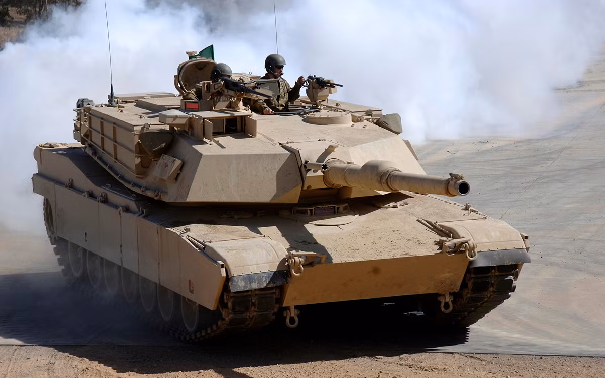 Với bộ động cơ này, các Abrams đã có nền tảng lực đẩy lớn cho mình, các chiến xa tối tân này của Mỹ có thể đạt vận tốc tối đa lên tới hơn 67km/h, một sự cơ động mang tính vượt trội. Và song song với đó, việc sử dụng được đa dạng loại nhiên liệu cũng là một sự tối ưu, khi ví dụ tại mặt trận đó nó cần tiếp nhiên liệu gấp mà gặp sự thiếu thốn nhất định.