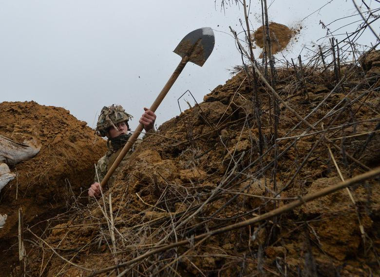 Chính vì vậy, các binh sĩ phục vụ Chính phủ Ukraine luôn cần mẫn tăng cường sức phòng thủ của mình, những rãnh hào mới vẫn được đào thêm tại các khu vực tuyến đầu ở gần thị trấn Novhorodske (New York), nơi sẽ đón nhận những đợt tấn công đầu tiên tiến vào Donetsk. Nguồn ảnh: Reuters.