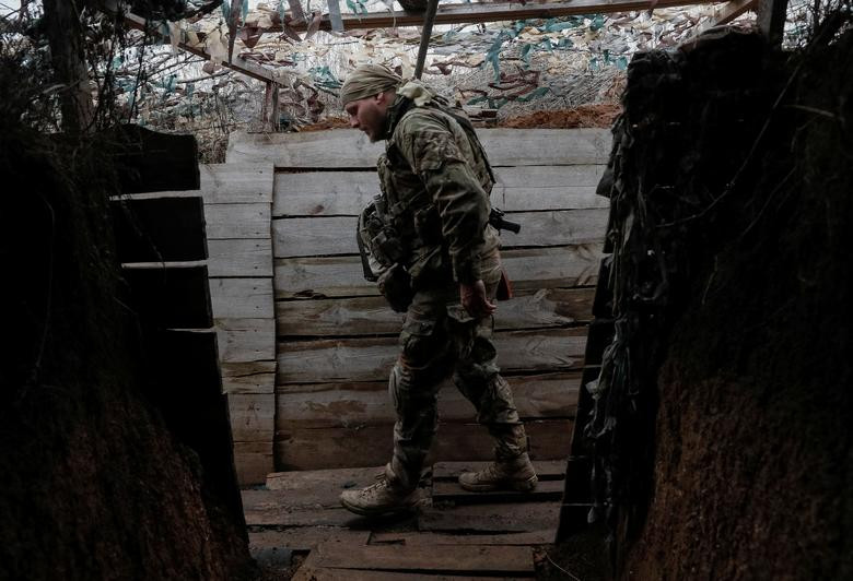 Họ vẫn luôn xuất hiện và cần mẫn tuần tra, đi lại quanh các hào trú ẩn đào vội, luôn cảnh giác khi có bất kỳ động thái đáng ngờ nào đó từ phía các phe ly khai hay Nga. Nguồn ảnh: Reuters.