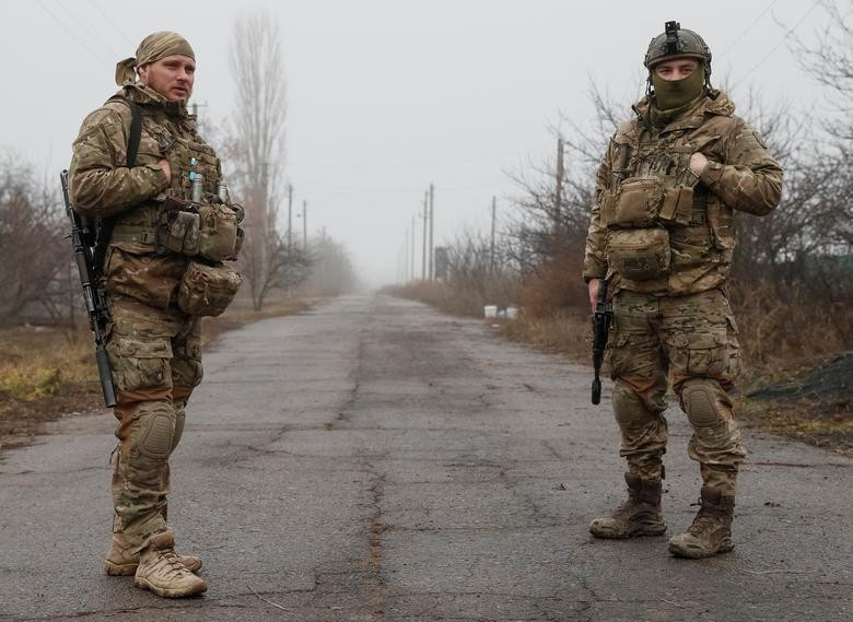 Tuy nhiên, họ vẫn nhận được nhiều sự giúp đỡ hay ủng hộ từ những người dân Ukraine tại đây, đây có lẽ là những “món quà tinh thần” lớn nhất của những người lính, nên sự an toàn của họ đè nặng trên vai những người lính tại đây. Nguồn ảnh: Reuters.