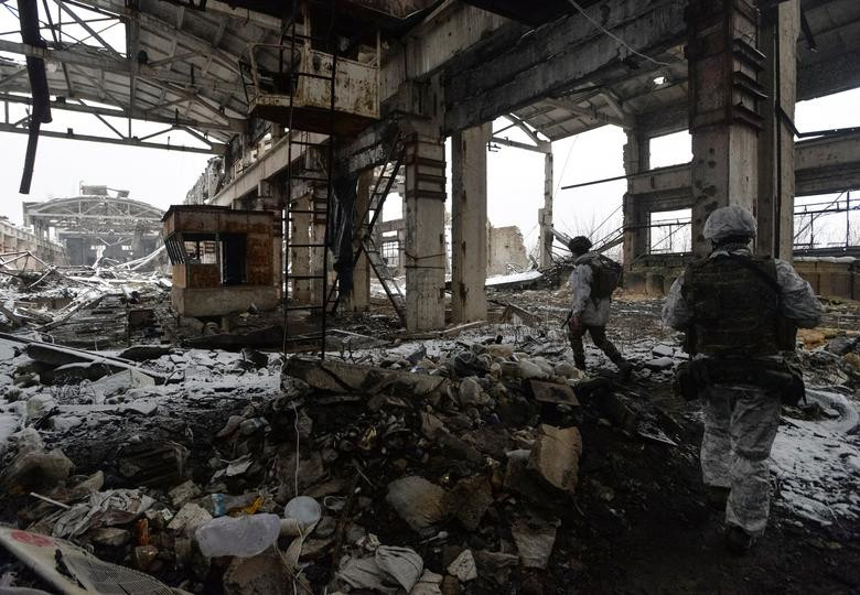 Nếu không nói, thì chẳng ai nghĩ được rằng tại đây từng là một khu công nghiệp lớn tại thị trấn Avdiyivka của Ukraine, tất cả những gì thấy được tại khu vực này chỉ là một đống hoang tàn. Nguồn ảnh: Reuters.